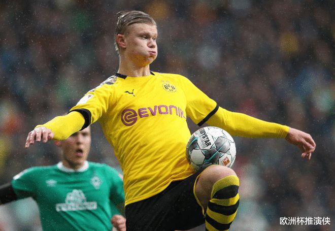 蔡依林演唱会被举报冲上热搜，30米机械蛇、金色公牛等舞台元素引争议，网友质疑西方宗教元素