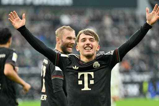 彻底爆发！勇士全队集体抗议裁判，库里遭对手恶意拉扯触犯规则令人气愤