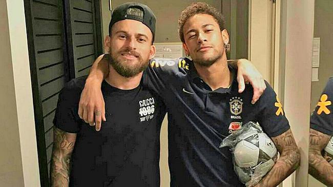 冲浪选手征服巨浪的勇敢瞬间